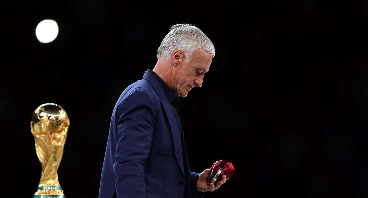 Didier Deschamps, cabizbajo, tras recoger la medalla de plata./Tolga Bozoglu / Efe