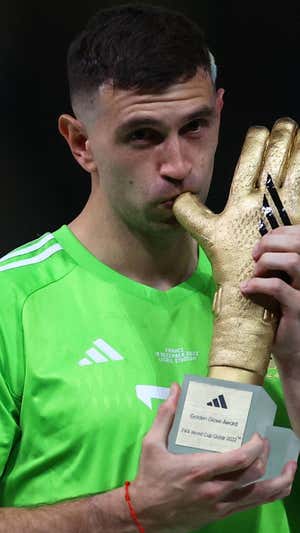 'Dibu' Martínez besa el Guante de Oro. REUTERS