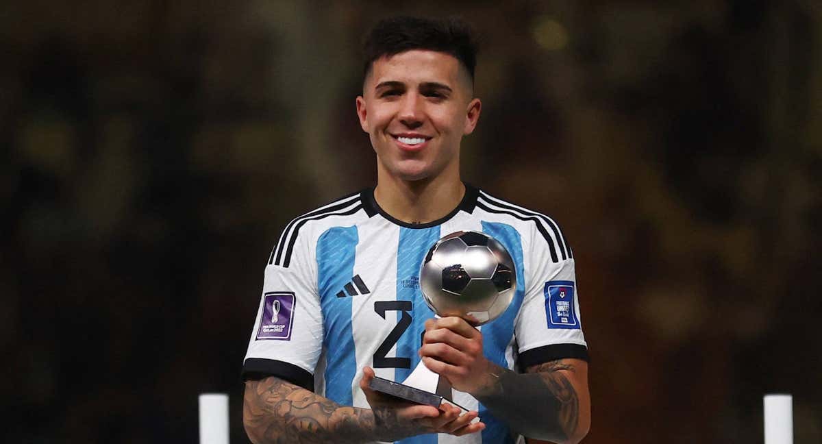 Enzo Fernández, con el premio al mejor jugador joven del Mundial.