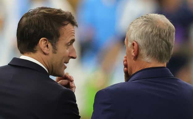 Emmanuel Macron dialoga con Didier Deschamps. Efe