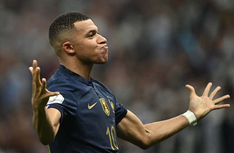 El volcán Mbappé estalló: doblete en 97 segundos y Bota de Oro