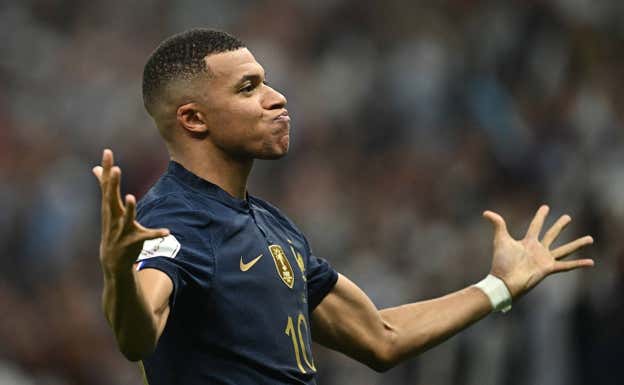 Mbappé celebra uno de sus tantos.  REUTERS