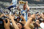 Agüero saca a hombros a Messi y reeditan la mítica foto a Maradona en el 86