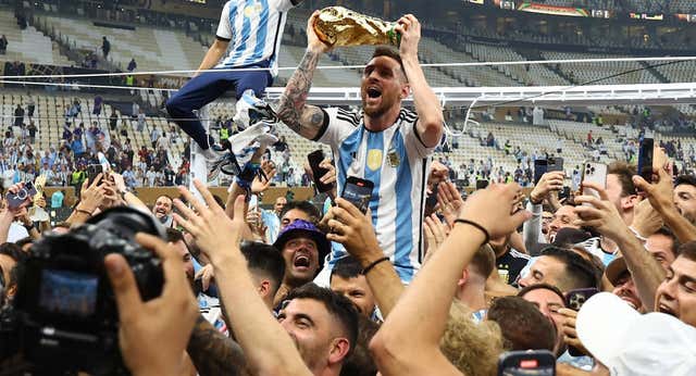 Agüero saca a hombros a Messi y reeditan la mítica foto a Maradona en el 86