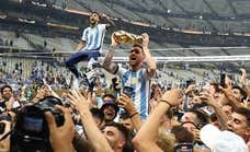 Agüero saca a hombros a Messi y reeditan la mítica foto a Maradona en el 86