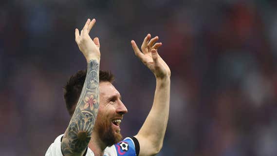 Messi, exultante, celebra la victoria en la final ante Francia./REUTERS