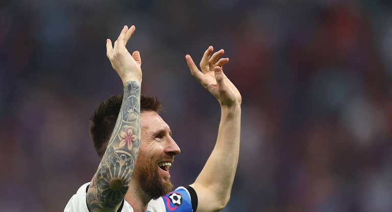 Messi, exultante, celebra la victoria en la final ante Francia.