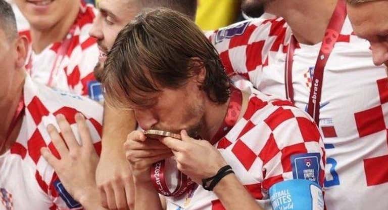 Luka Modric, besando la medalla de bronce del Mundial.