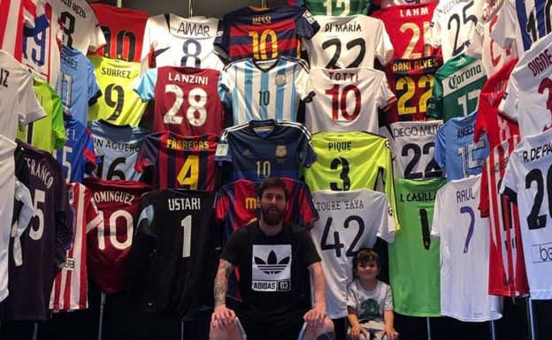 La camiseta de Aimar, al lado de la de Messi. INSTAGRAM.