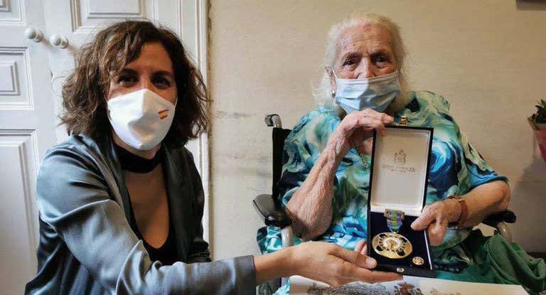 Encarna Hernández con su Medalla de Oro al Mérito Deportivo.