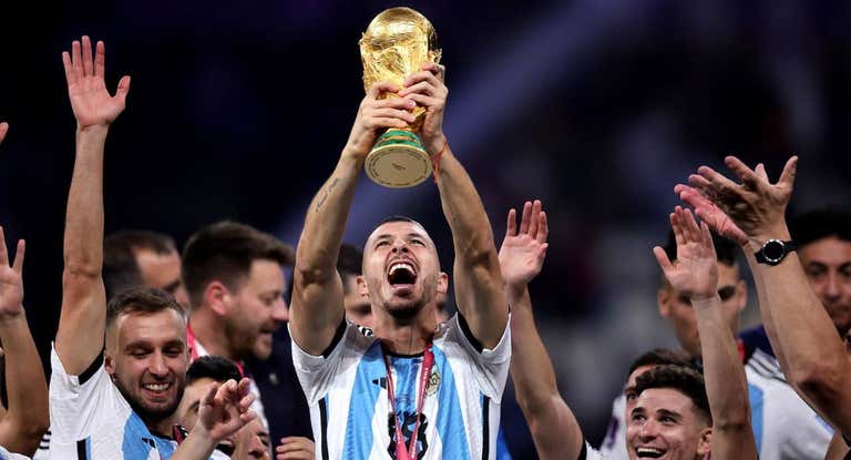 Guido Rodríguez levanta la Copa del Mundo, con Pezzella a su lado.