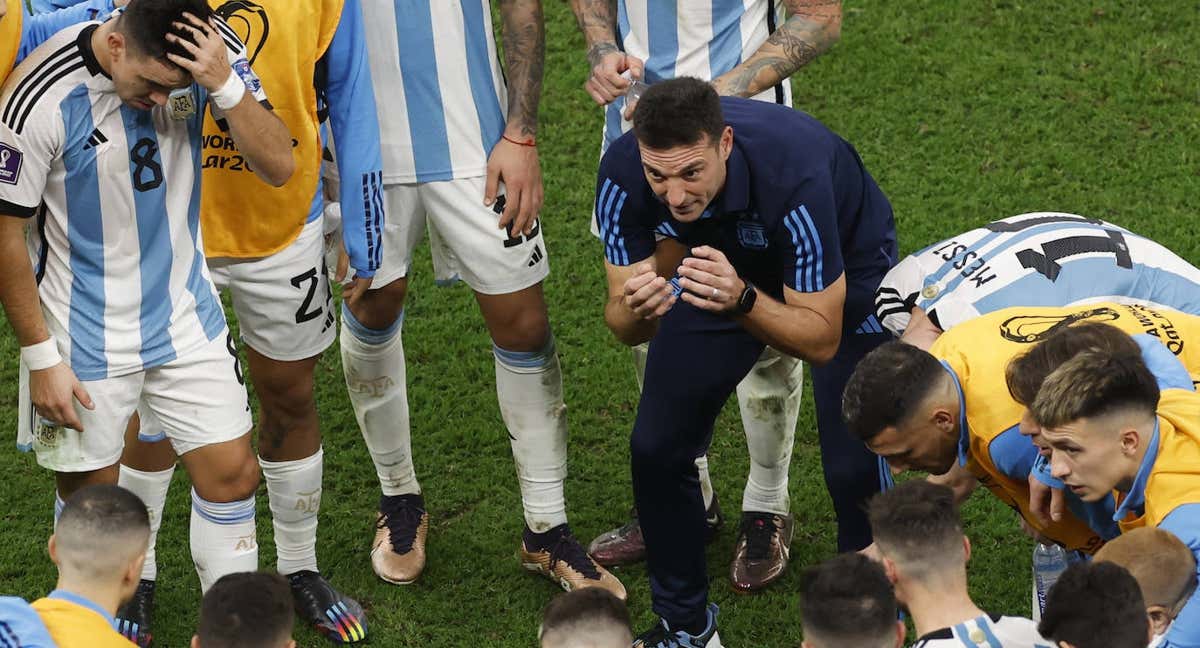 Scaloni arenga a sus jugadores durante la prórroga. EFE