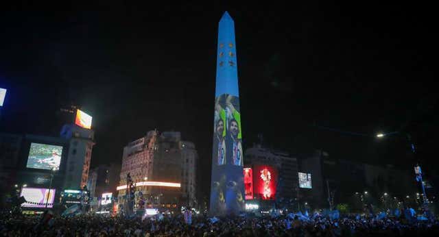Argentina enfervorizada 36 años después: un millón en el Obelisco, Maradona estuvo ahí…