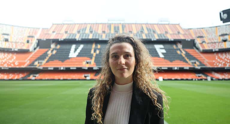 Marta Peiró posa en Mestalla durante la grabación de la entrevista.