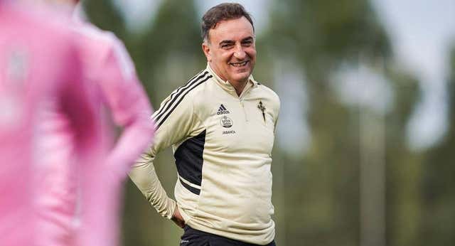 Carlos Carvalhal se abraza a la cantera del Celta