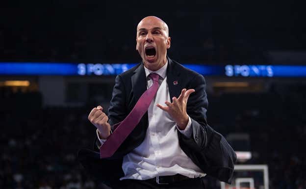 Joan Peñarroya celebra una canasta de su equipo.   AITOR BOUZO