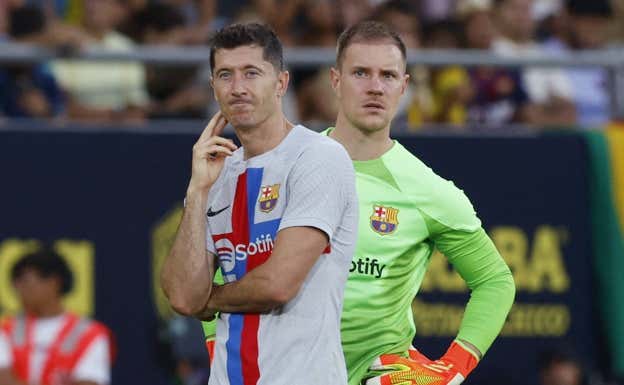 Lewandowski y sobre todo Ter Stegen podrían pasar a ser capitanes del Barça la próxima temporada.  REUTERS