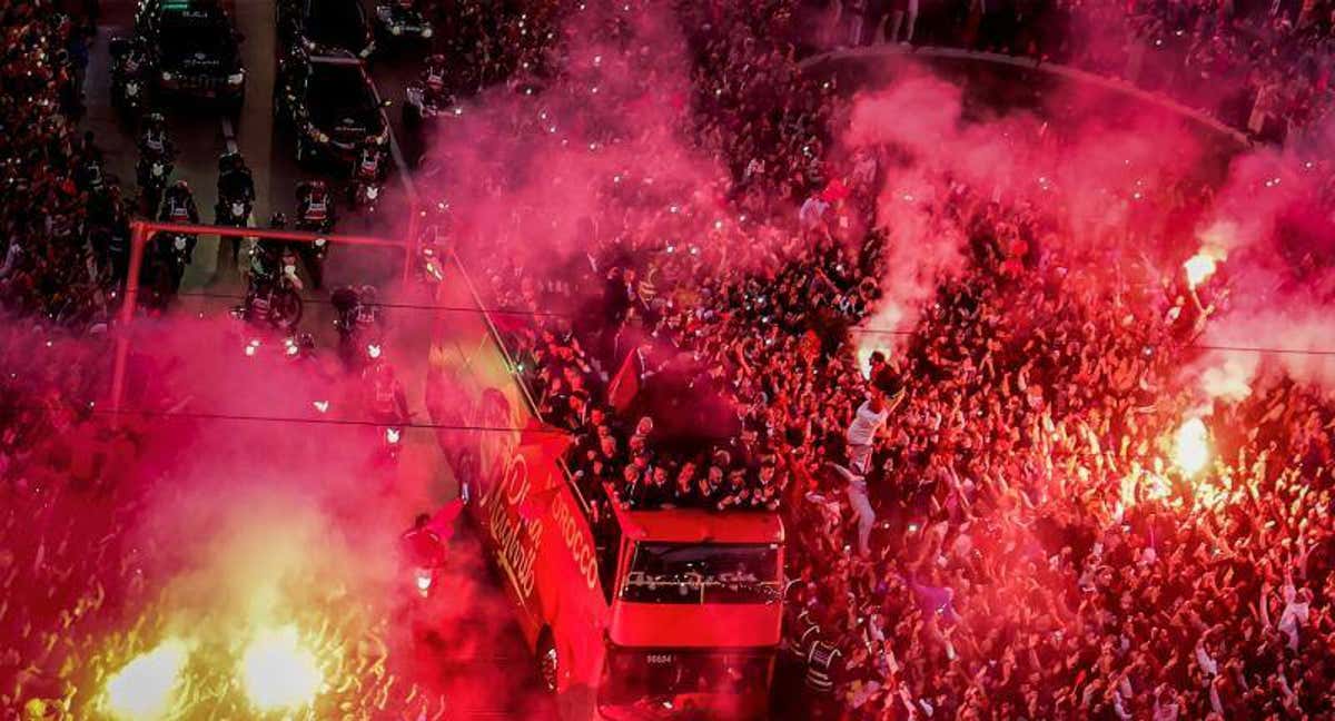 El autobús de Marruecos, entre bengalas, por las calles de Rabat. /AFP