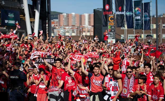 AFICIONADOS DEL BAXI MANRESA RECIBEN A SU EQUIPO ANTES DE LA FINAL  BASKETBALL CHAMPIONS LEAGUE