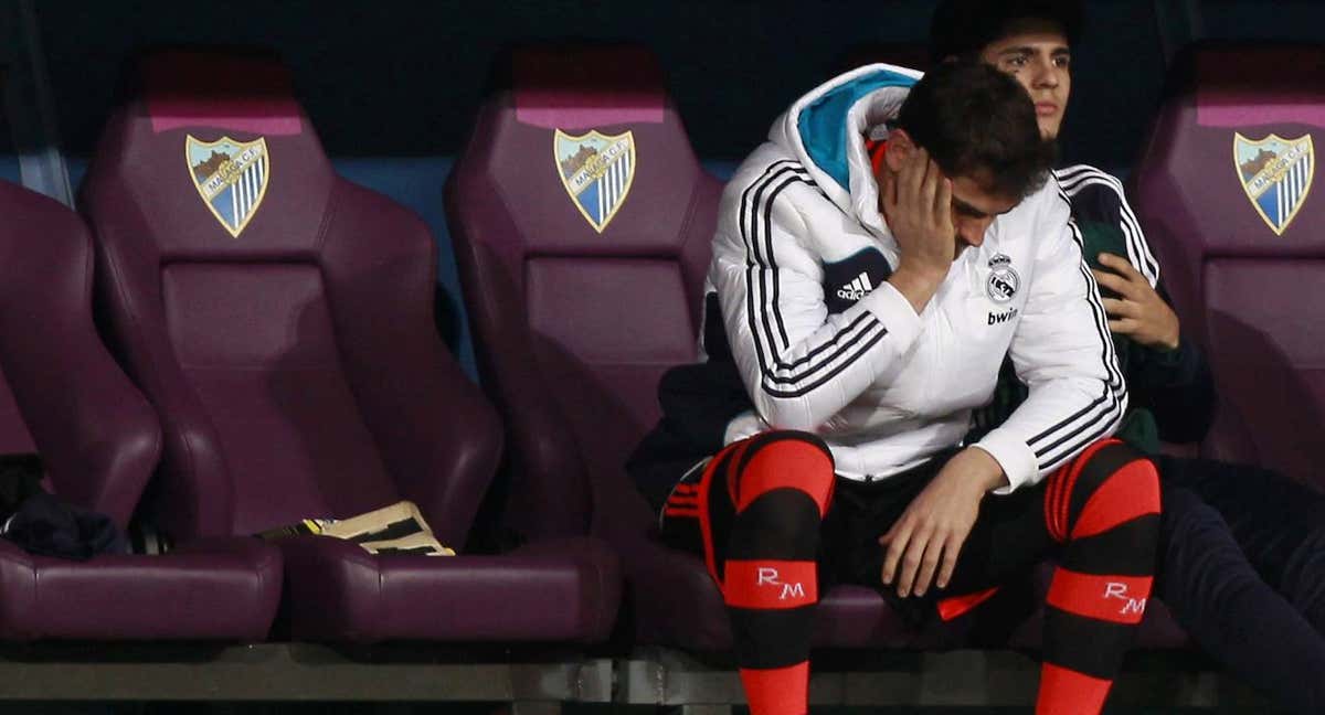 Casillas, en el banquillo de La Rosaleda el 22 de diciembre de 2012. /REUTERS