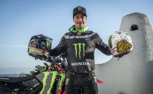 Joan Barreda con dos cascos antes del Rally Dakar 2023.  Monster Energy JB Team