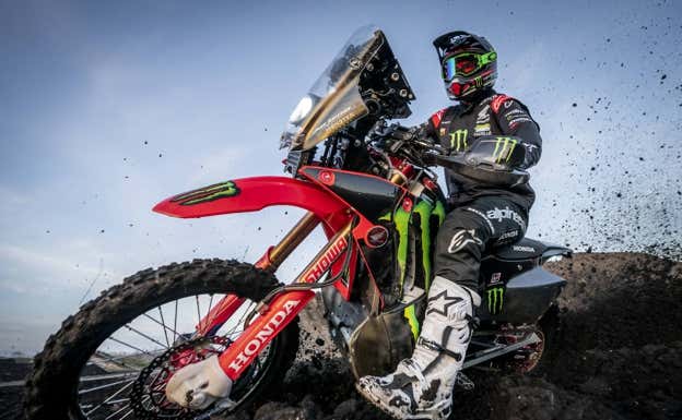 Joan Barreda derrapa en su nueva moto para el Rally Dakar 2023.