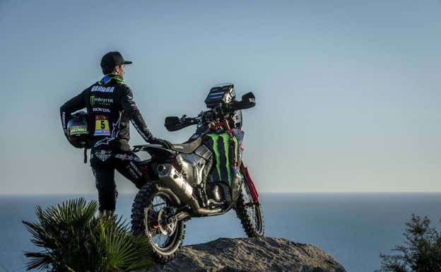 Joan Barreda posa con su nueva moto antes del Dakar 2023.