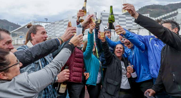 Miembros del Club Atletismo Mieres celebran tras repartir el primer premio.