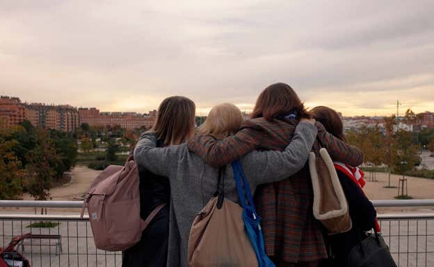La familia de rojiblancas, en el Paseo Centenario del Atlético en el Metropolitano.  Michèle Novovitch