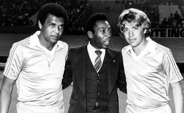 Luiz Pereira y Leivinha posan junto a Pelé