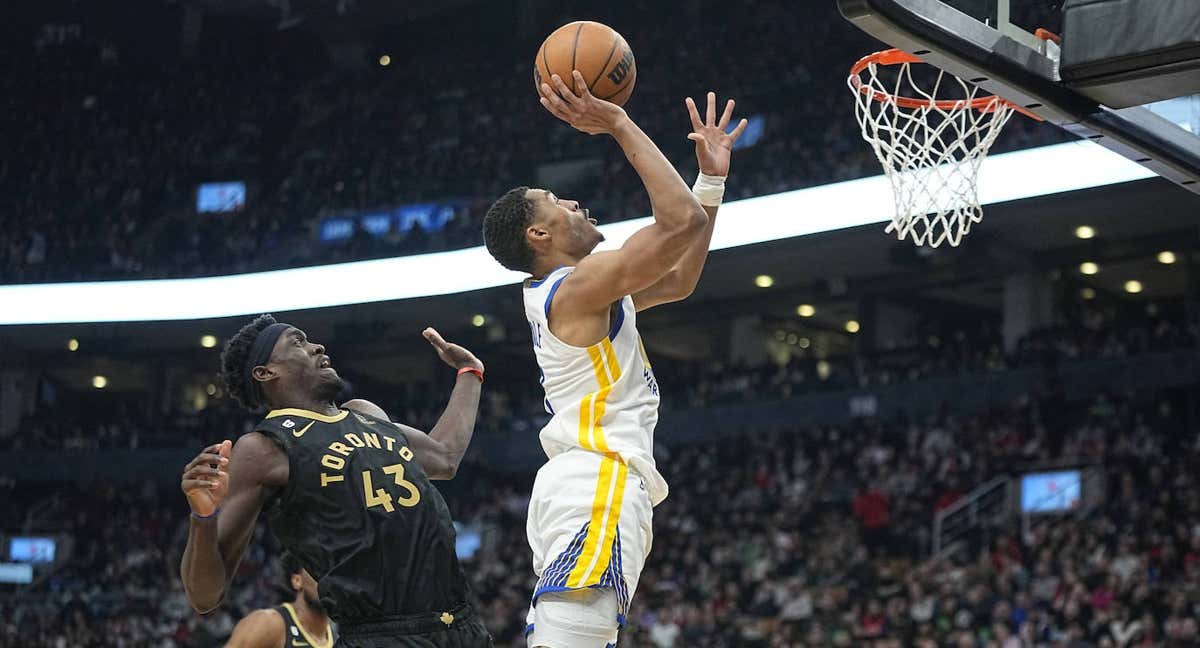 Jordan Poole intenta anotar ante la oposición de Paskal Siakam.