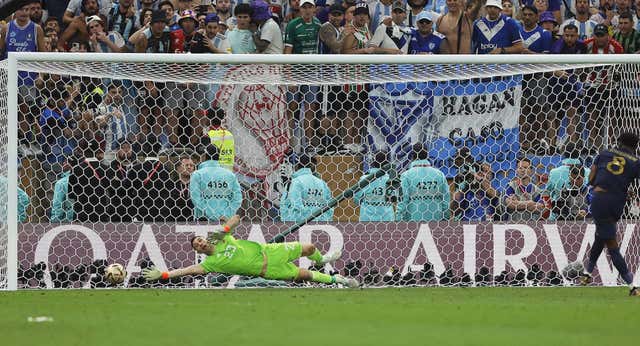 ‘Dibu’ Martínez vuelve a cargar contra Tchouameni y Francia estalla: «Se cagó todo»