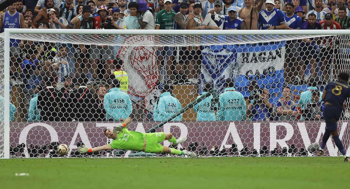 Momento en el que Dibu Martínez ataja el penalti lanzado por Tchouameni.