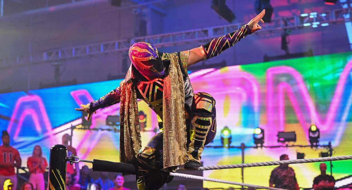 Axiom posa para el público antes de un combate./WWE