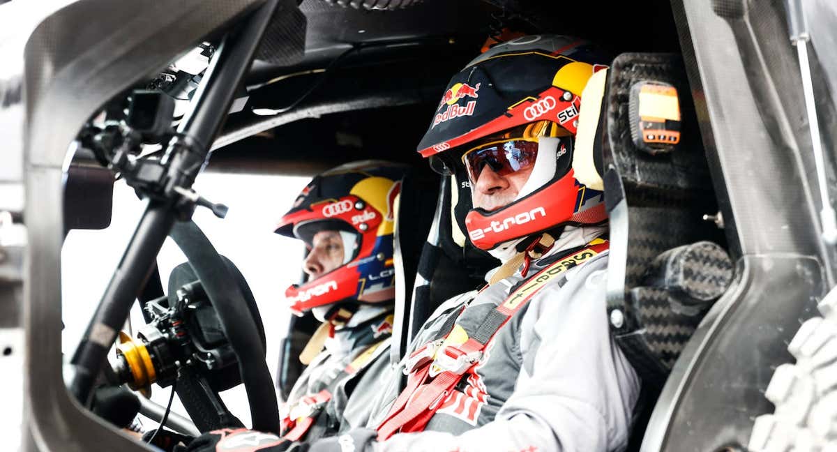 Carlos Sainz y Lucas Cruz, dentro del Audi RS Q e-tron E2 para el Dakar 2023. /Audi Sport