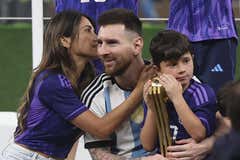 Antonela, Leo y su humilde valija