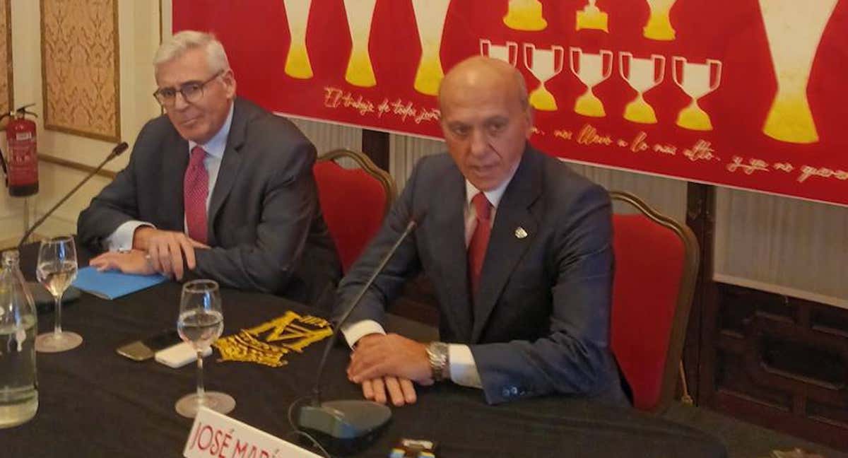 José María del Nido junto a uno de sus abogados.