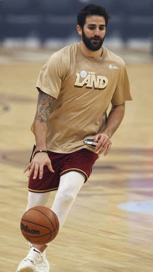 Ricky Rubio en un calentamiento con los Cavs. Efe
