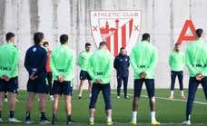 La plantilla del Athletic homenajea a Txetxu Rojo en Lezama