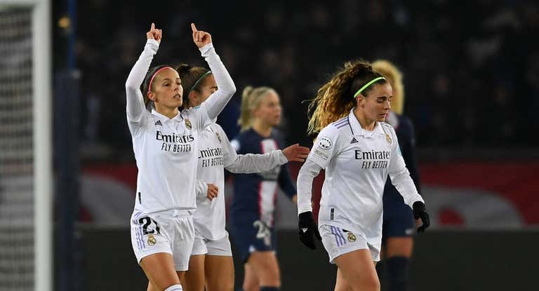 Zornoza y Teresa Abelleira, jugadoras del Real Madrid, en un partido de Champions.