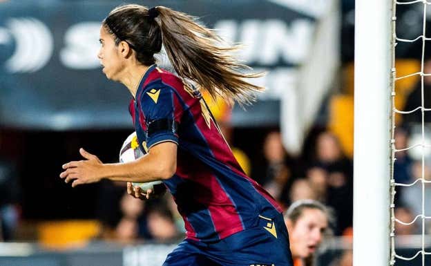 Alba Redondo, jugadora del Levante, celebra un gol en la Liga F.  LEVANTE FEMENINO