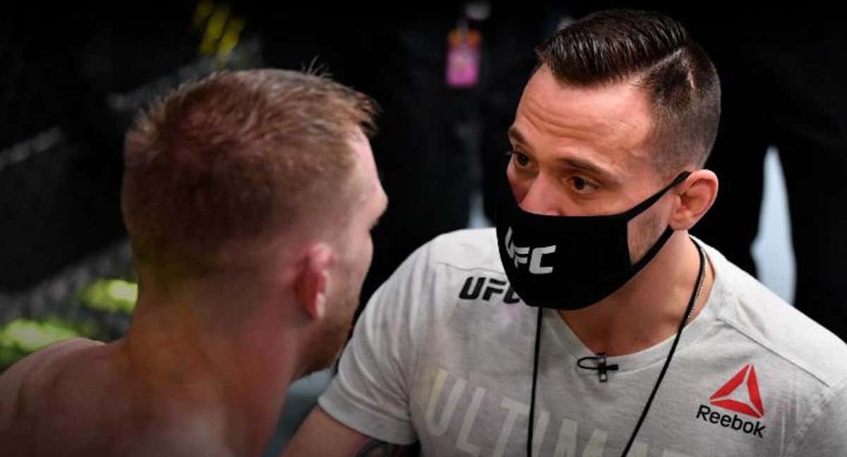 James Krause da indicaciones a uno de sus luchadores durante un combate./UFC