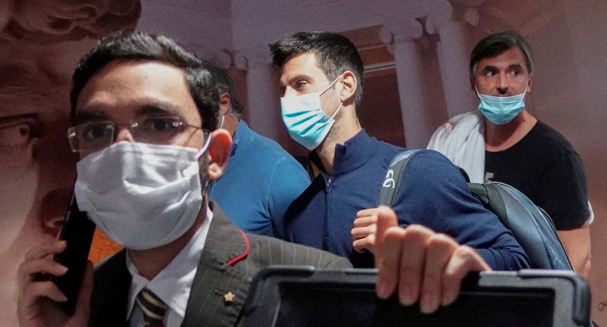 Djokovic, en el aeropuerto de Dubái tras ser expulsado de Australia en enero de 2022.