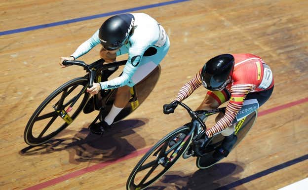 Helena Casas se mide a la colombiana Martha Bayona antes de una prueba de la UCI Track Champions League.  ALEX WHITEHEAD / SWPIX.COM