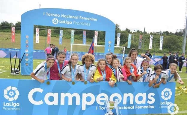 Jugadoras del Madrid CFF, campeonas de la I LaLiga Promises femenina.  LALIGA