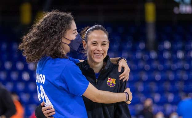 NURÍA MARTÍNEZ ABRAZA A AINHOA LÓPEZ DURANTE UN ENCUENTRO EN EL PALAU  FEB