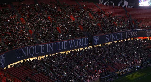 El Athletic estrena su 125 aniversario cantando en familia