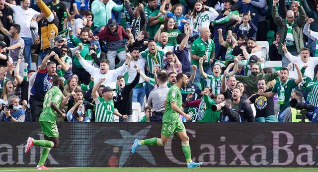 Borja Iglesias y Nico Williams despiden su inolvidable 2022 peleando por la Champions