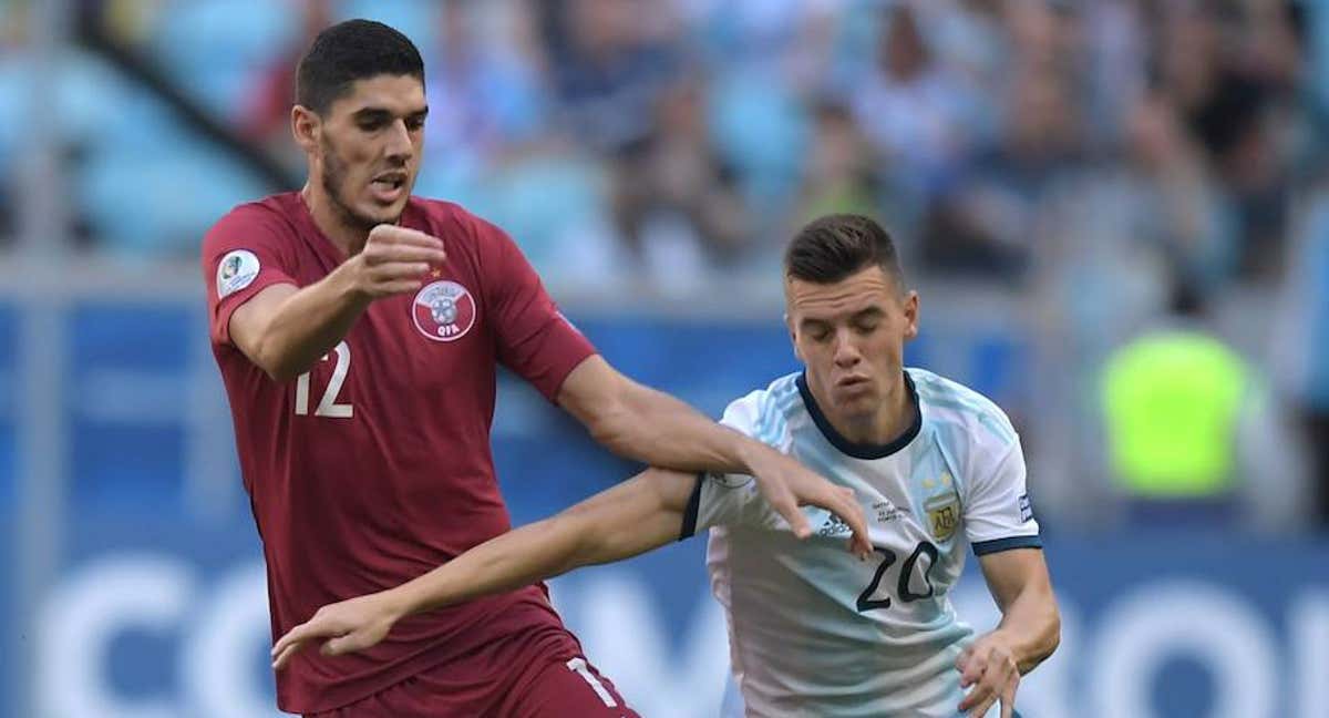 Boudiaf (Catar) y Lo Celso (Argentina), en un lance del juego en la Copa América 2019./AFP