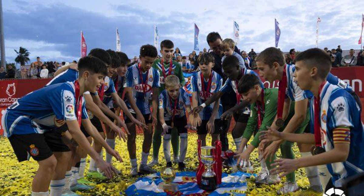 El Espanyol celebra su triunfo en la Promises.